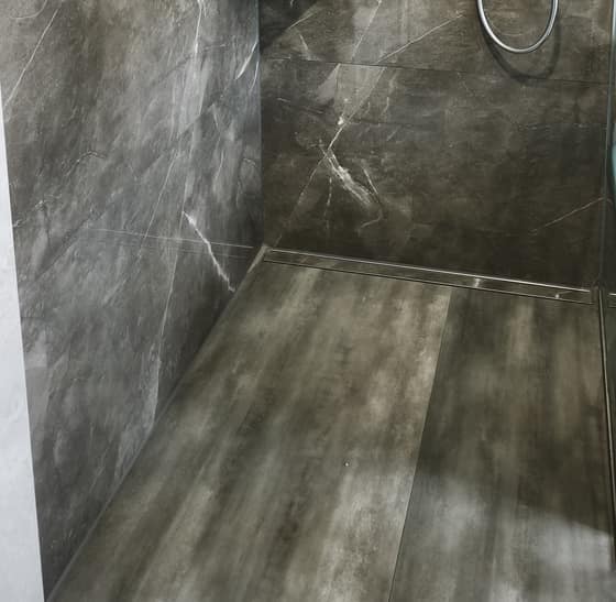 Bodengleiche Dusche mit Edelstahl-Ablaufrinne