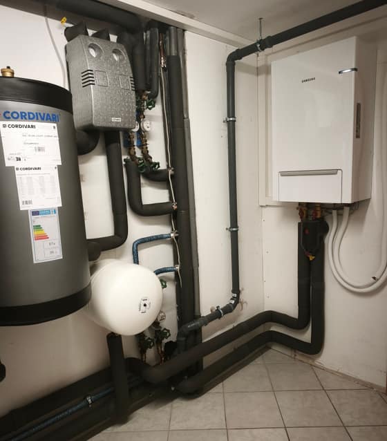 Aufgeräumter Heizungsraum mit Speicher, Ausdehnungsgefäß und Inneneinheit
