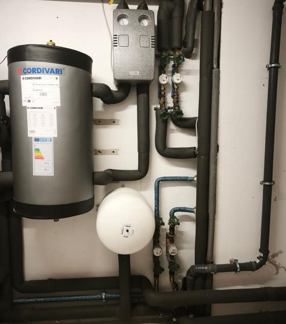 Warmwasserspeicher mit gedämmten Rohrleitungen